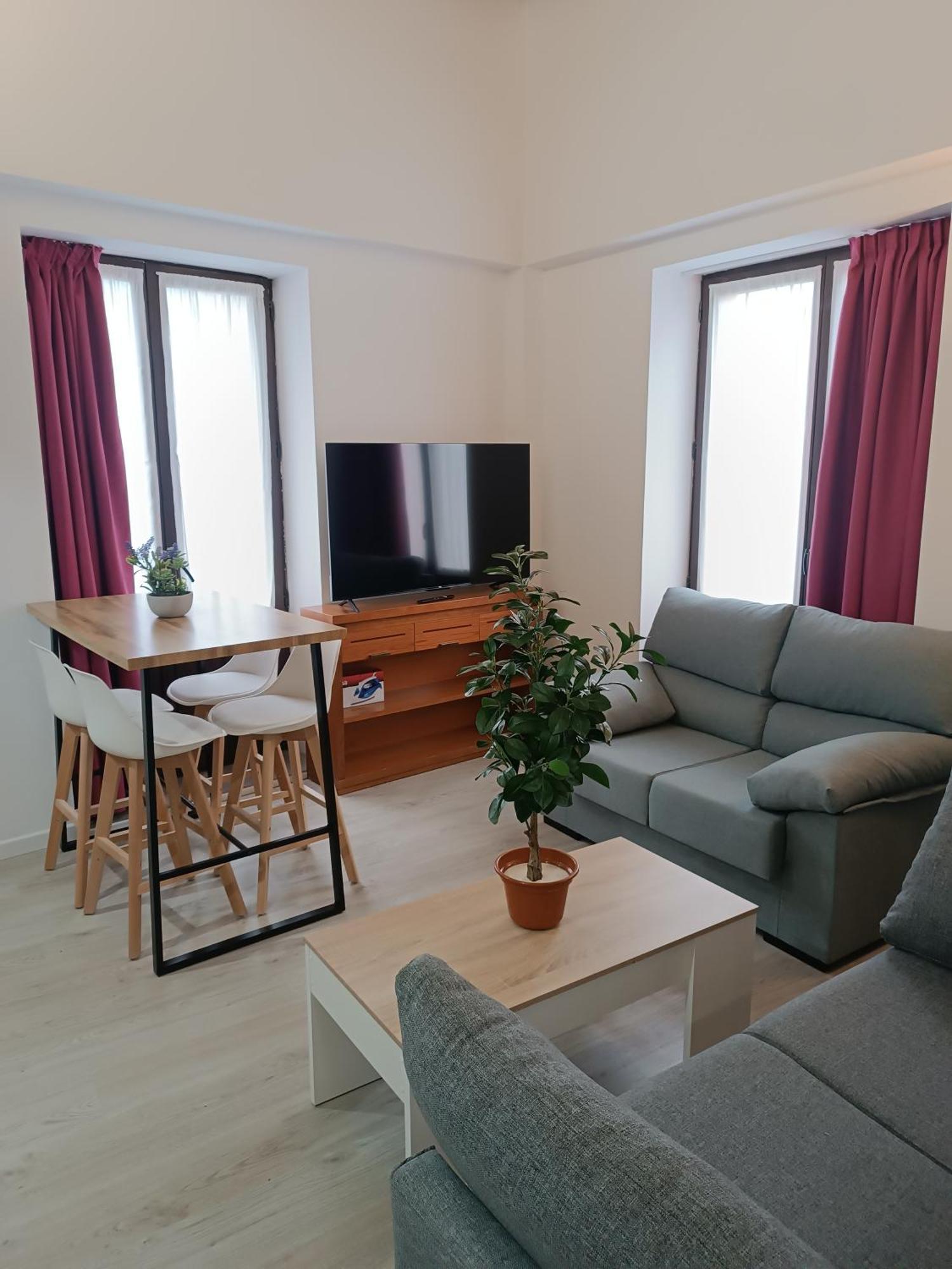 Apartamentos Turisticos Avila Puerta De Los Leales 1-2 Екстериор снимка